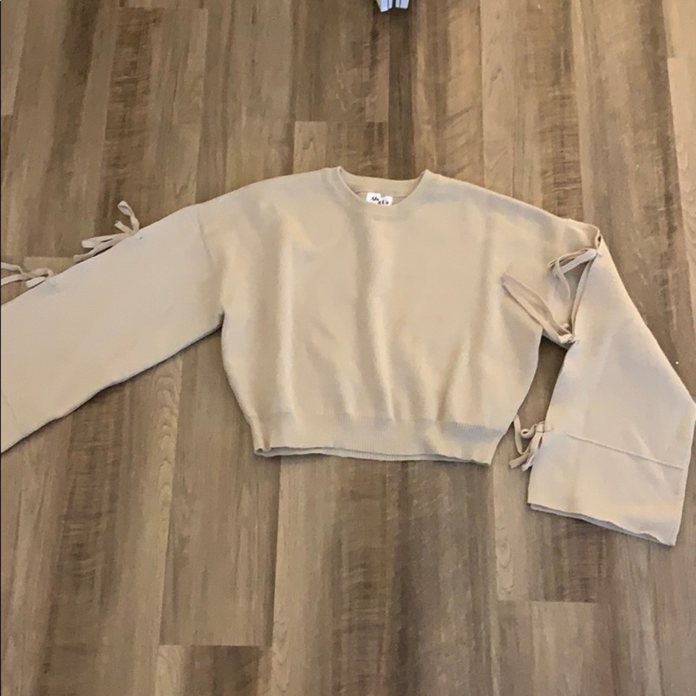 Cropped sweater with tie sleeves